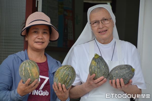 ▲關山小農黃秀鳳南瓜豐收並暖心分享療養院。（圖／記者楊漢聲翻攝）