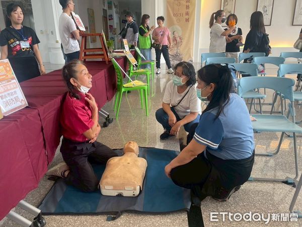 ▲台南市消防局麻豆分隊在曾文市政願景園區辦理防汛防颱宣導，傳遞逃生避難資訊與操作技巧，提升民眾防災應變能力。（記者林東良翻攝，下同）