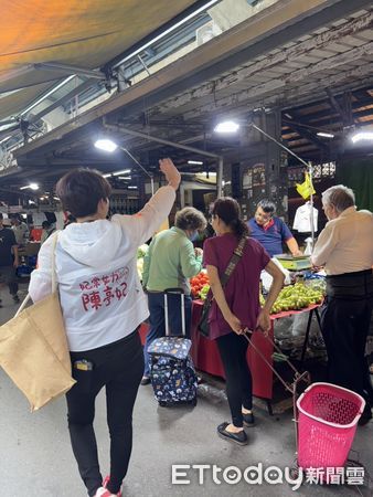 ▲立委陳亭妃在母親節前夕前往台南果菜市場，親送濕紙巾向辛苦的媽媽們表達敬意與感謝。（記者林東良翻攝，下同）