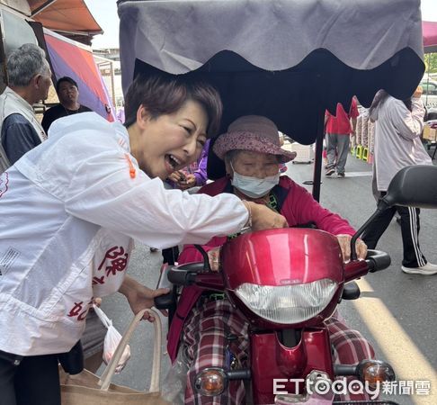 ▲立委陳亭妃在母親節前夕前往台南果菜市場，親送濕紙巾向辛苦的媽媽們表達敬意與感謝。（記者林東良翻攝，下同）