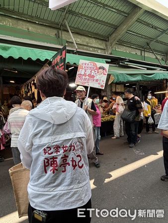 ▲立委陳亭妃在母親節前夕前往台南果菜市場，親送濕紙巾向辛苦的媽媽們表達敬意與感謝。（記者林東良翻攝，下同）
