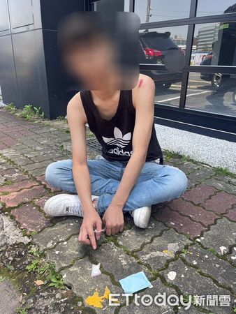 ▲▼身材瘦長的陳男被拍下坐機車上用雙腳滑行，陳男主動交出毒品             。（圖／記者陳以昇翻攝）
