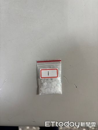 ▲▼身材瘦長的陳男被拍下坐機車上用雙腳滑行，陳男主動交出毒品             。（圖／記者陳以昇翻攝）