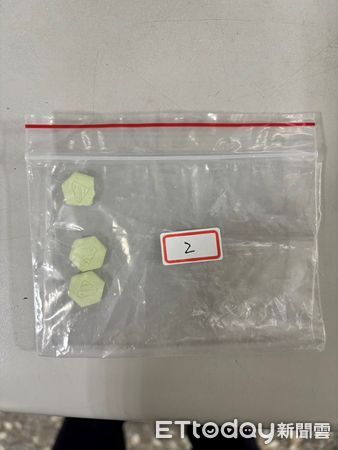 ▲▼身材瘦長的陳男被拍下坐機車上用雙腳滑行，陳男主動交出毒品             。（圖／記者陳以昇翻攝）