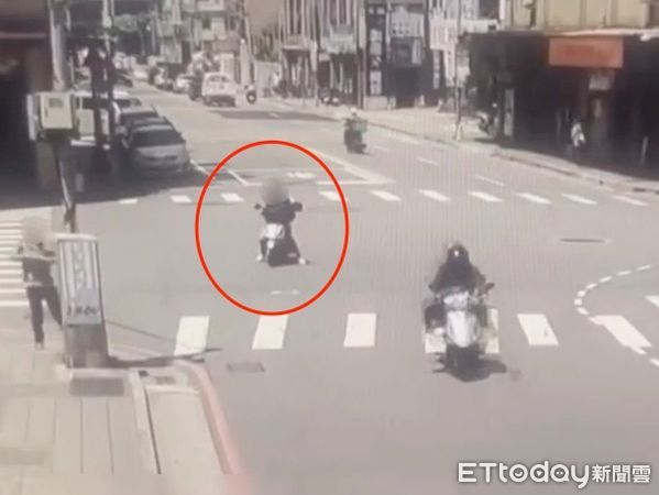 ▲▼身材瘦長的陳男被拍下坐機車上用雙腳滑行，陳男主動交出毒品             。（圖／記者陳以昇翻攝）