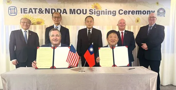 ▲IEAT美洲委員會主委宗緒順(前排右)、NDDA廳長Doug Goehring(前排左)簽署MOU。後排左起IEAT秘書長黃文榮 、國際貿易署經濟參事鄭錦松 、外交部總領事黃敏境、NDDA商務行銷處長John Schneider、貿易辦事處執行董事Drew Combs 見證觀禮。（圖／IEAT提供）