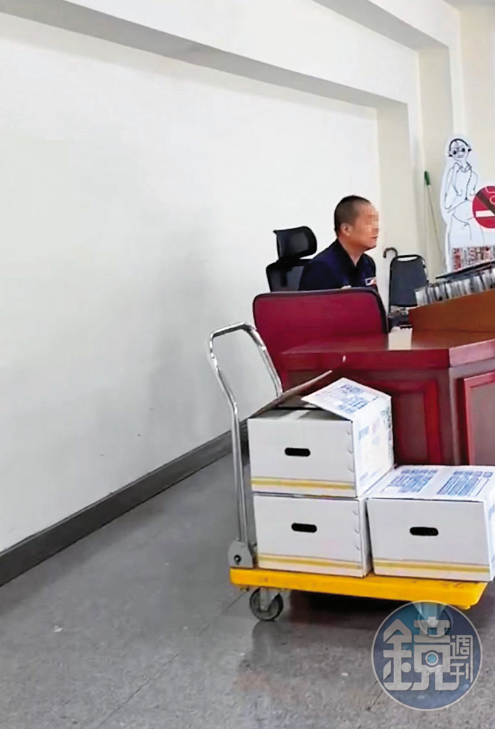 吳姓駐衛警用上班時間揪團購，還把台北市議會警衛台當成交易地點。（讀者提供）