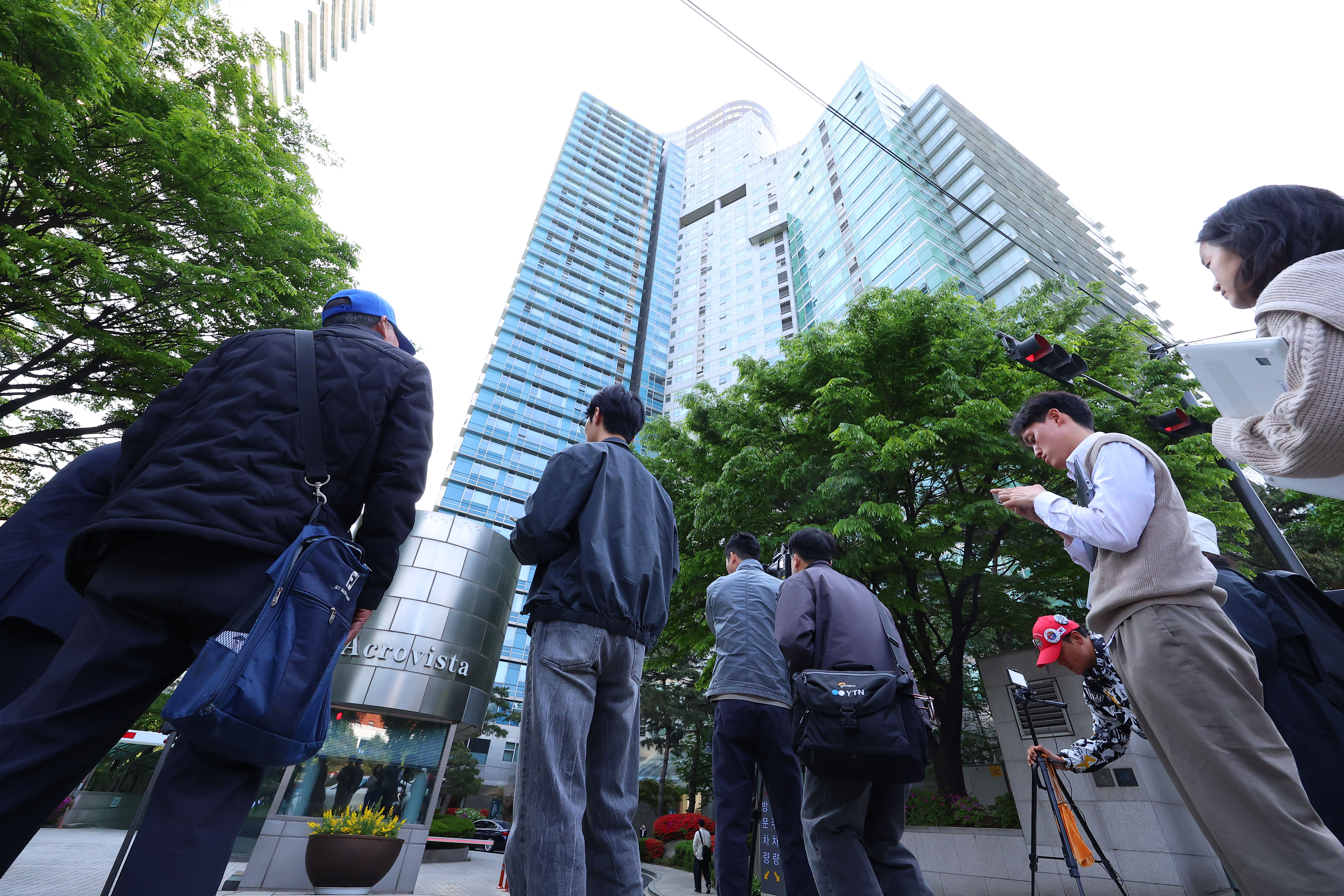 ▲▼南韓檢方30日前往尹錫悅位於首爾市瑞草洞的私人住宅Acrovista執行扣押搜索。（圖／達志影像／newscom）