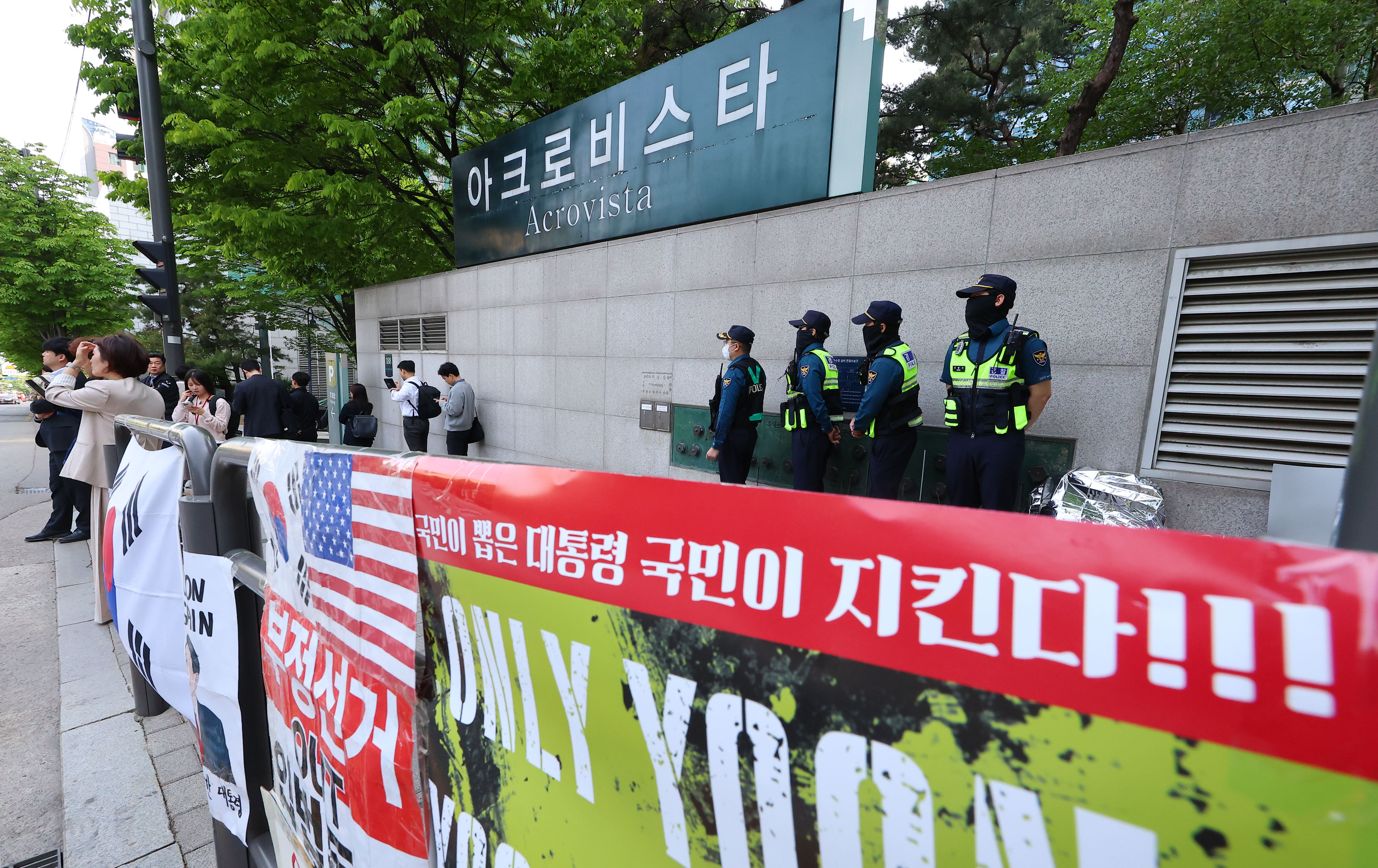 ▲▼南韓檢方30日前往尹錫悅位於首爾市瑞草洞的私人住宅Acrovista執行扣押搜索。（圖／達志影像／newscom）