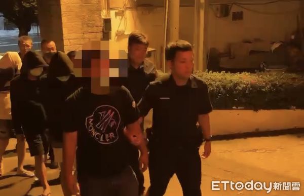 ▲▼ 高雄男欠賭債70萬！家門外遭放鞭炮縱火　警2小時火速逮8人 。（圖／記者賴文萱翻攝）