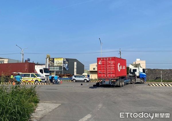 ▲▼台中臨港路嚴重車禍！機車騎士遭捲聯結車底　失去呼吸心跳搶救中。（圖／記者許權毅翻攝）