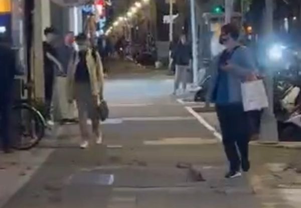 ▲▼▲北市中山區南京東路、中山北路口大樓磁磚掉落，所幸並無人傷亡。（圖／民眾提供）