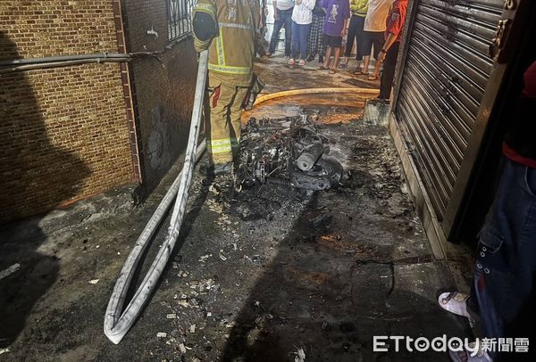 ▲▼ 25歲男欠賭債害阿嬤機車被燒毀　討債8人組「門口放鞭炮」慘了。（圖／記者賴文萱翻攝）