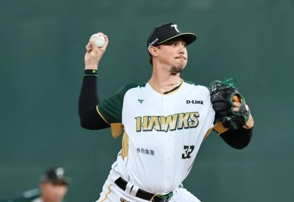 ▲▼  石萬金、魔鷹           。（圖／台鋼雄鷹提供）