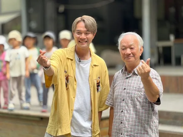 ▲柯大堡(左)主持台語外景節目。（圖／公視台語台提供）