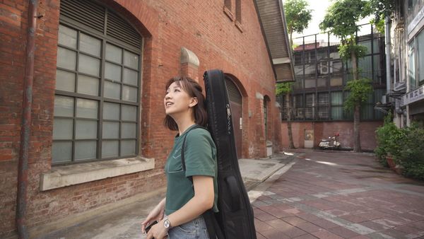 ▲柯大堡(左)主持台語外景節目。（圖／公視台語台提供）