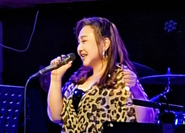 ▲▼鄭怡解鎖人生首次Pub演唱初體驗。（圖／藍色狂想x樂來樂有趣提供）