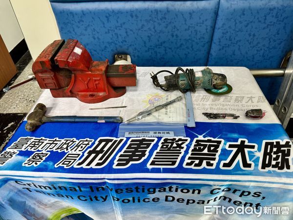 ▲台南刑警大隊偵三隊查獲一名鐵工非法改造鋼管槍，當場起出整批改槍工具與火藥動力槍械。（記者林東良翻攝，下同）