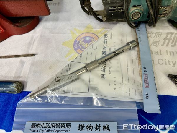 ▲台南刑警大隊偵三隊查獲一名鐵工非法改造鋼管槍，當場起出整批改槍工具與火藥動力槍械。（記者林東良翻攝，下同）