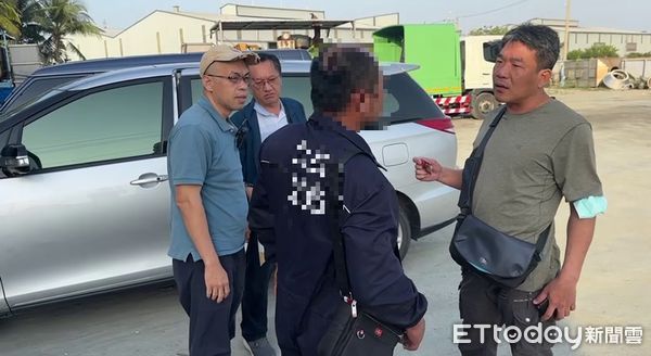 ▲台南刑警大隊偵三隊查獲一名鐵工非法改造鋼管槍，當場起出整批改槍工具與火藥動力槍械。（記者林東良翻攝，下同）