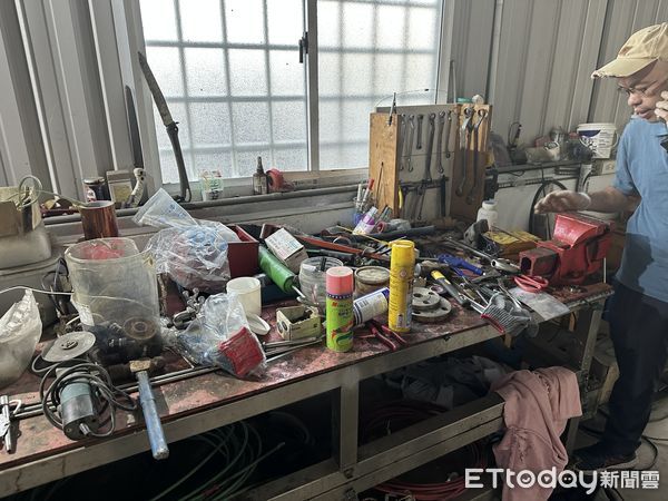 ▲台南刑警大隊偵三隊查獲一名鐵工非法改造鋼管槍，當場起出整批改槍工具與火藥動力槍械。（記者林東良翻攝，下同）