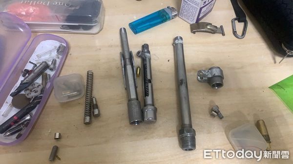 ▲台南刑警大隊偵三隊查獲一名鐵工非法改造鋼管槍，當場起出整批改槍工具與火藥動力槍械。（記者林東良翻攝，下同）