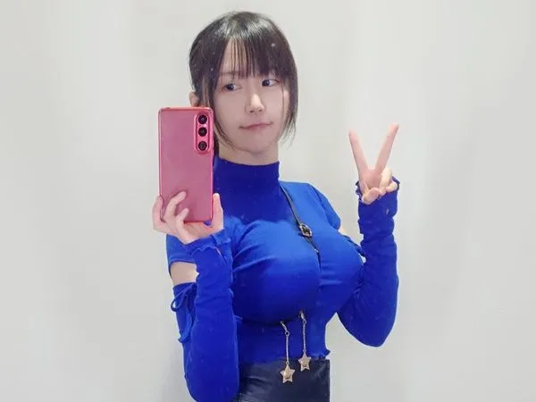 ▲▼正妹聲優「胸前卡一條」形狀全出來　狂吸百萬觀看：好巨大。（圖／翻攝@koiwai_kotori）