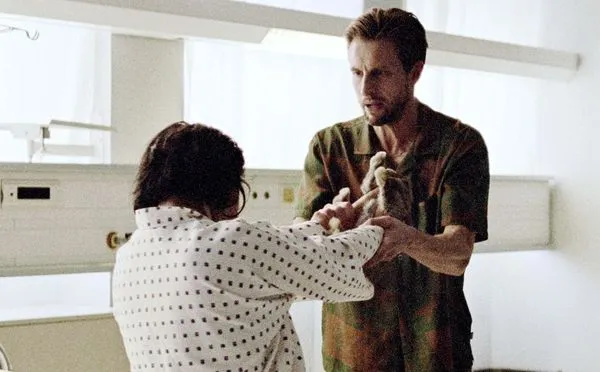 ▲男神丹尼爾森李遇大停電《復活劫》目睹妻子變活屍大崩潰。（圖／海鵬提供）