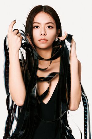 ▲宋芸樺手比數字27，象徵著擔任2025第27屆台北電影節影展大使。（圖／台北電影節提供）
