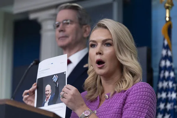 ▲▼白宮新聞秘書李威特（Karoline Leavitt）在記者會上痛批亞馬遜與其創辦人貝佐斯（Jeff Bezos）。（圖／達志影像／美聯社）