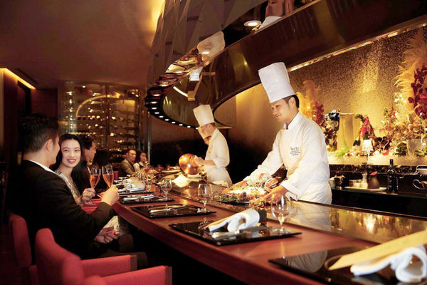 御盟旗下「The Ukai Taipei」位於北市信義區微風南山46樓星空塔，是一家米其林鐵板燒餐廳，能邊品嚐料理邊俯瞰台北美景。（圖／翻攝自The Ukai Taipei臉書）