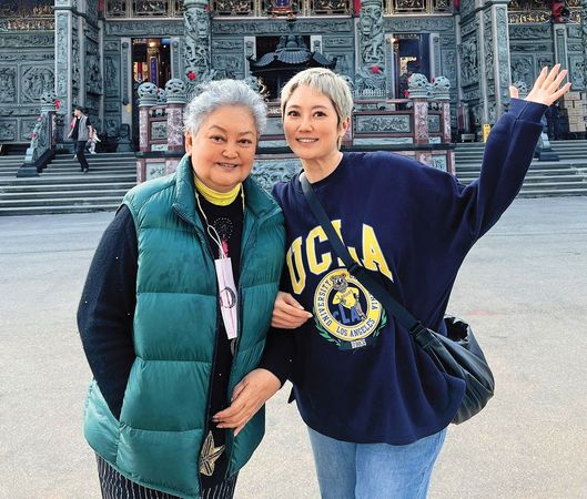 劉曉憶（右）和資深歌手母親孔蘭薰（左）相依為命。（翻攝自劉曉憶臉書）