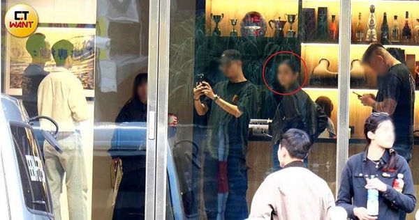 名草有主1／懷秋爆新戀情！情牽氣質女伴現身王陽明潮牌店