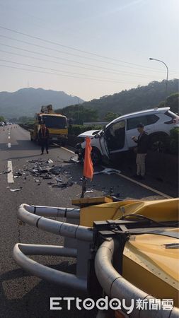 ▲國道1號苗栗三義路段，今上午發生休旅車開ACC輔助駕駛系統，高速撞緩撞車後，休旅車嚴重毀損。（圖／記者楊永盛翻攝）