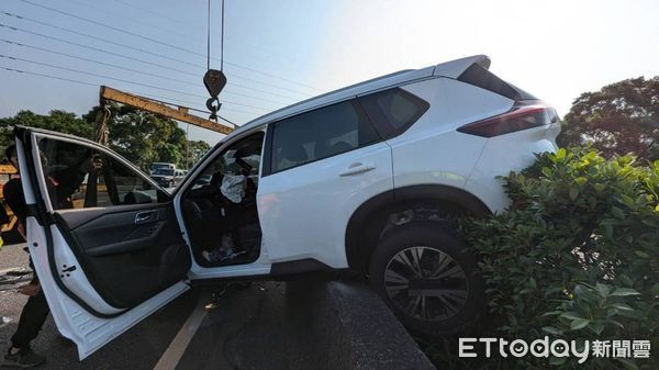 ▲國道1號苗栗三義路段，今上午發生休旅車開ACC輔助駕駛系統，高速撞緩撞車後，休旅車嚴重毀損。（圖／記者楊永盛翻攝）