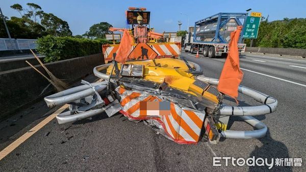 ▲國道1號苗栗三義路段，今上午發生休旅車開ACC輔助駕駛系統，高速撞緩撞車後，休旅車嚴重毀損。（圖／記者楊永盛翻攝）