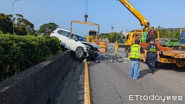 ▲國道1號苗栗三義路段，今上午發生休旅車開ACC輔助駕駛系統，高速撞緩撞車後，休旅車嚴重毀損。（圖／記者楊永盛翻攝）