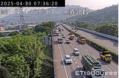 ▲國道1號苗栗三義路段，今上午發生休旅車開ACC輔助駕駛系統，高速撞緩撞車後，休旅車嚴重毀損。（圖／記者楊永盛翻攝）