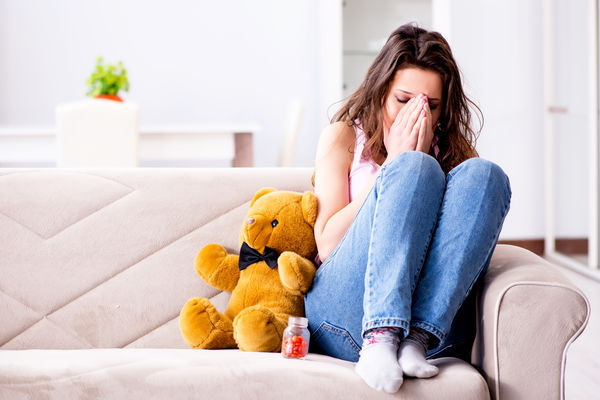 ▲桃園市蘆竹區一名男子因強盜案假釋中，竟於2年內對2名未成年繼女施狼爪猥褻與性侵，其中對17歲繼女性侵多達96次，桃園地院日前判決出爐。（示意圖／達志影像）