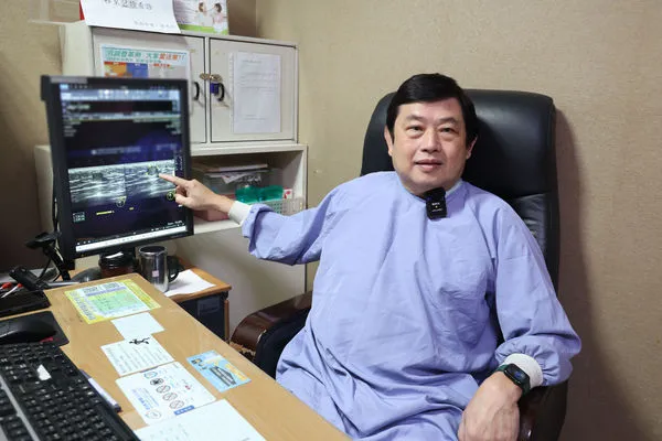 ▲▼員榮醫院乳房外科陳國棟醫師指出，經乳房超音波檢查男性患者左側乳頭下方有硬塊，經診斷為乳癌。（圖／員榮醫院提供）