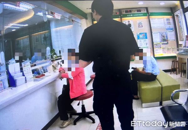 ▲里港警分局九如分駐所警員陳奕竹、陳俊嘉關心曾姓夫婦領款事宜。（圖／記者陳崑福翻攝）