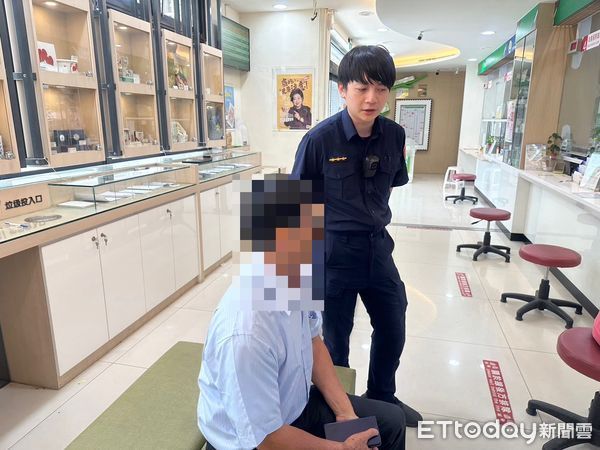 ▲里港警分局九如分駐所警員陳奕竹、陳俊嘉關心曾姓夫婦領款事宜。（圖／記者陳崑福翻攝）