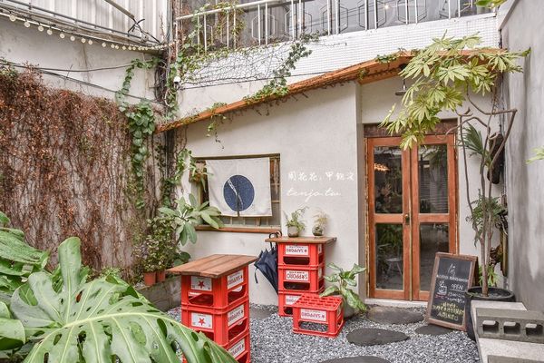 ▲▼【台中西區咖啡】細水焙煎所 森林系台中老屋咖啡店推薦！菜單甜點必點焦烤軟心乳酪蛋糕。（圖／部落客周花花，甲飽沒授權提供）