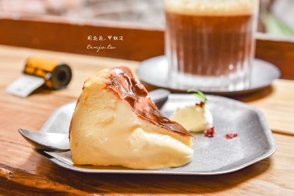 ▲▼【台中西區咖啡】細水焙煎所 森林系台中老屋咖啡店推薦！菜單甜點必點焦烤軟心乳酪蛋糕。（圖／部落客周花花，甲飽沒授權提供）