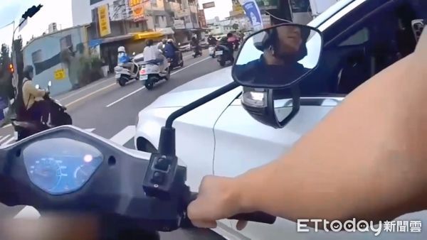 ▲▼男子邊開車邊抽菸，不滿被攔查狂咆哮，警方調閱密錄器發現未繫安全帶開罰。（圖／民眾提供，下同）