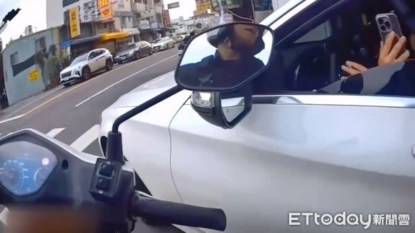 ▲▼男子邊開車邊抽菸，不滿被攔查狂咆哮，警方調閱密錄器發現未繫安全帶開罰。（圖／民眾提供，下同）
