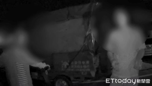 ▲汐止長安所警員今晨接獲檢舉針對白線違停車輛開單遭民眾質疑。（圖／記者張君豪翻攝）