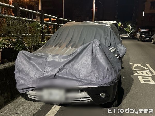 ▲汐止長安所警員今晨接獲檢舉針對白線違停車輛開單遭民眾質疑。（圖／記者張君豪翻攝）