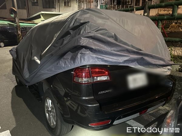 ▲汐止長安所警員今晨接獲檢舉針對白線違停車輛開單遭民眾質疑。（圖／記者張君豪翻攝）