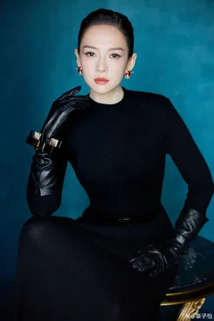 ▲▼章子怡出席頒獎禮不慎在舞台上摔倒。（圖／翻攝自微博）